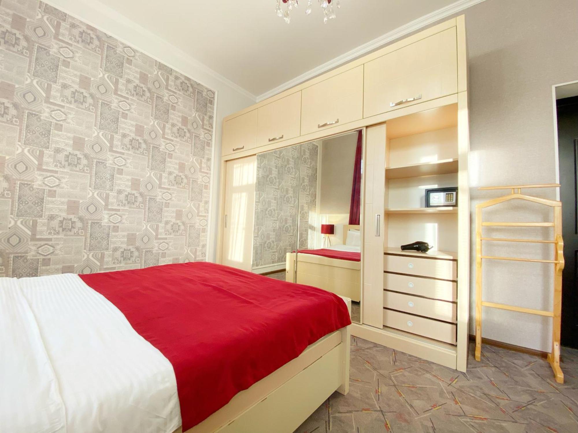 Orange Hotel 3*